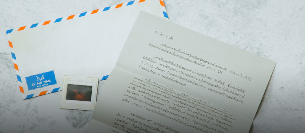 ‘กล่องฟ้าสาง’ นิทรรศการในกล่องบรรจุความทรงจำของนักสู้เดือนตุลาฯ ที่บอกว่าเราทุกคนยังมีหวัง
