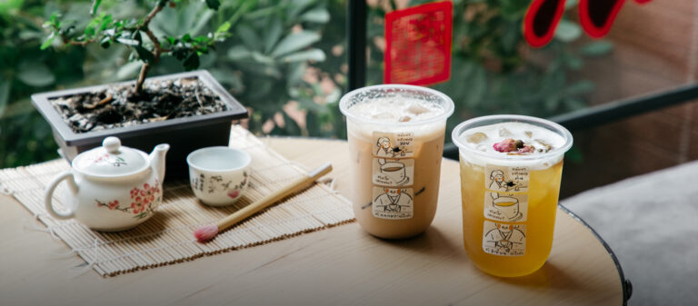 Gimbocha ร้านชาของคุณยาย ที่มีสองหนุ่มสาวรุ่นใหม่อยู่เบื้องหลัง