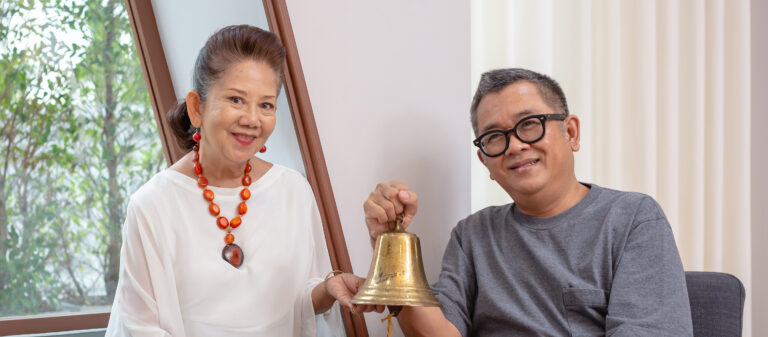 ชวนป๋าเต็ดและคณะยืนเดี่ยว เรียนวิชาโต้วาทีกับ กรรณิกา ธรรมเกษร ผู้ดำเนินรายการโต้วาทีระดับตำนานของไทย