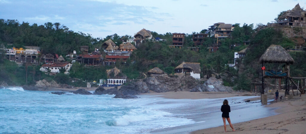Zipolite ชายหาดว่างเปล่าที่กลายเป็นจุดกำเนิดวัฒนธรรมฮิปปี้ในประเทศเม็กซิโก