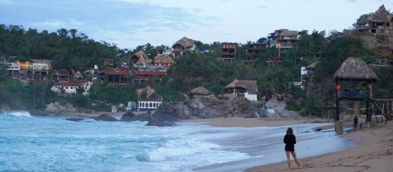 Zipolite ชายหาดว่างเปล่าที่กลายเป็นจุดกำเนิดวัฒนธรรมฮิปปี้ในประเทศเม็กซิโก