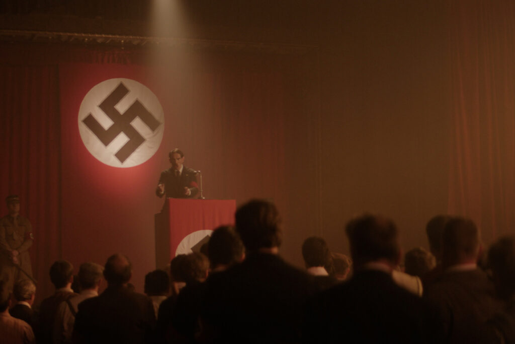 Hitler and the Nazis: Evil on Trial – สำรวจกระบวนการปีศาจของฮิตเลอร์ (อีกครั้ง) ในยามโลกหันขวา
