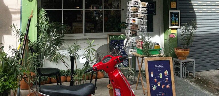 'Balzac' ร้านหนังสือ คาเฟ่เเกลเลอรีสไตล์ฝรั่งเศส พื้นที่สงบท่ามกลางความอบอุ่นย่านเจริญกรุง
