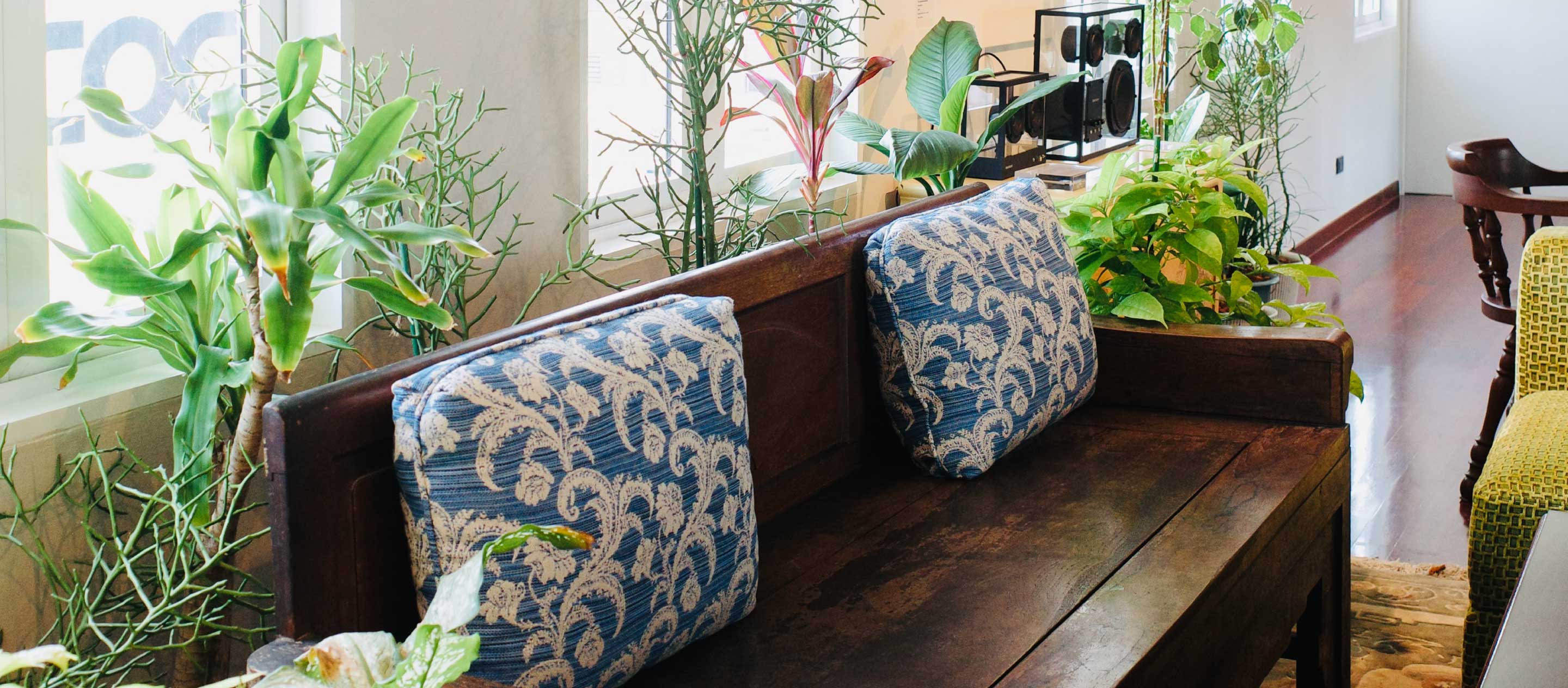 The Living Room ห้องนั่งเล่นในบ้านเก่ากับเฟอร์นิเจอร์สุดเก๋า คาเฟ่ที่พร้อมเสิร์ฟทั้งกาแฟ และแรงบันดาลใจในทุกมุม
