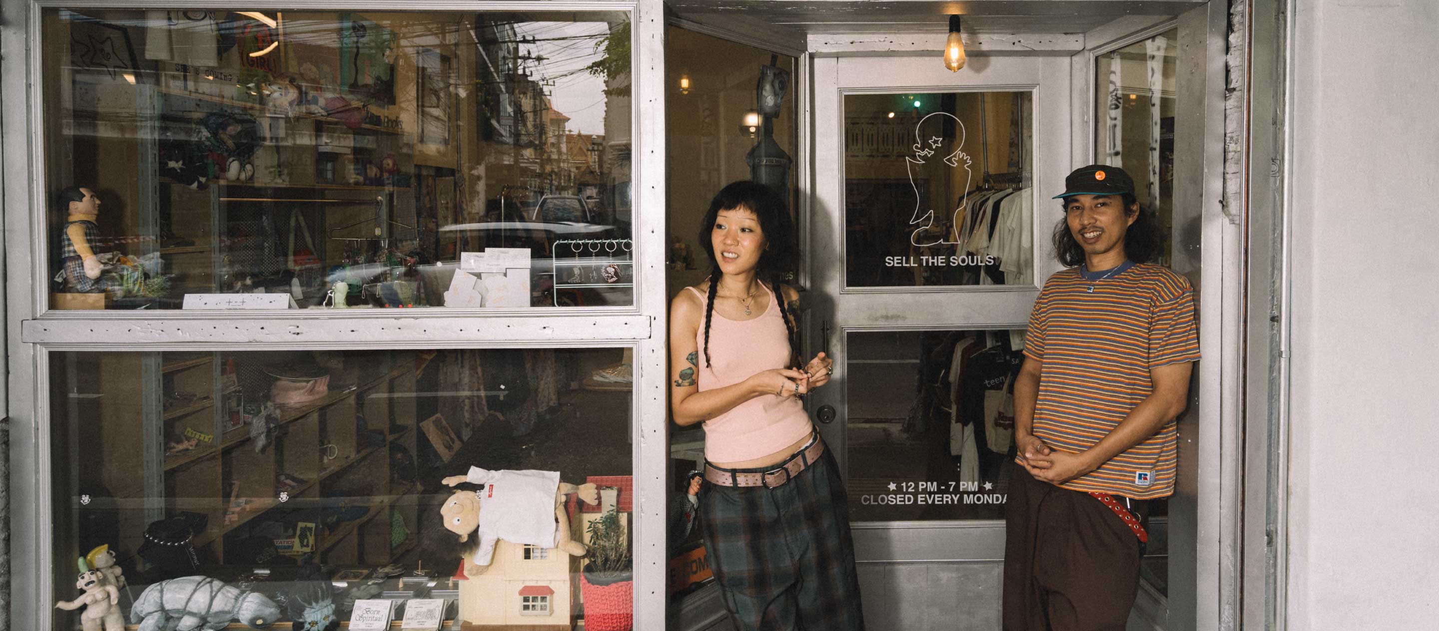 “Sell The Souls” ร้านขายจิตวิญญาณเจ้าของ แหวกกองเสื้อมือสองสาดศิลปะใส่เสื้อมือหนึ่ง