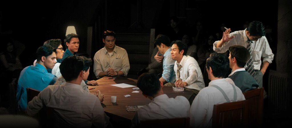 หนึ่งชีวิตดับสิ้น อีกชีวิตอยู่ในกำมือพวกเขา ‘12 Angry Men’ ละครเวทีที่หนึ่งเสียงคมพอจะเฉือนอคติทุกเส้น