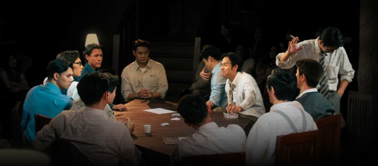 หนึ่งชีวิตดับสิ้น อีกชีวิตอยู่ในกำมือพวกเขา ‘12 Angry Men’ ละครเวทีที่หนึ่งเสียงคมพอจะเฉือนอคติทุกเส้น