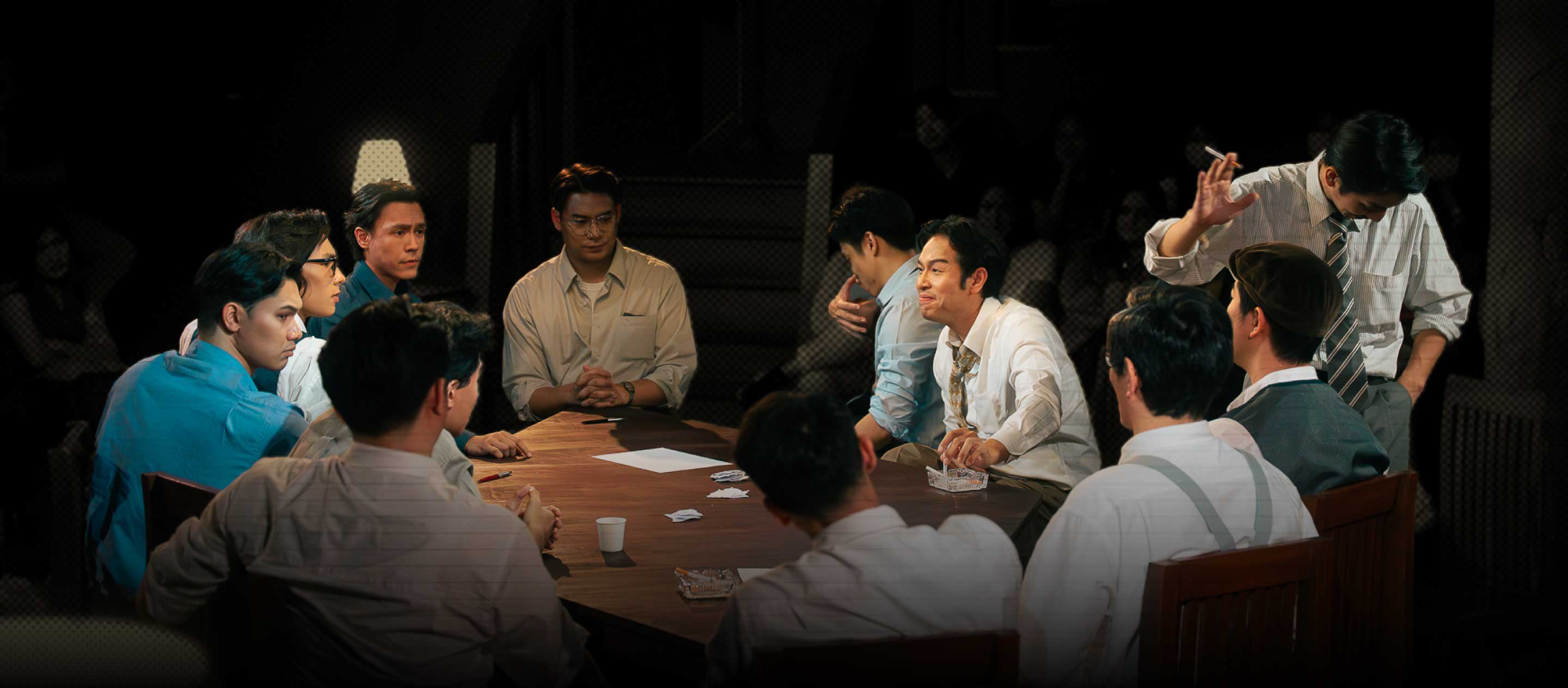 หนึ่งชีวิตดับสิ้น อีกชีวิตอยู่ในกำมือพวกเขา ‘12 Angry Men’ ละครเวทีที่หนึ่งเสียงคมพอจะเฉือนอคติทุกเส้น