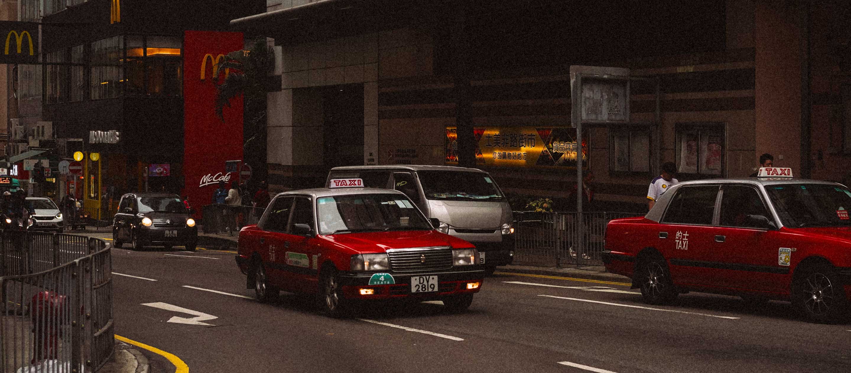 Red Things Hong Kong สำรวจฮ่องกงเมืองอิสระ ผ่านสัญญะของเฉดสีแดง