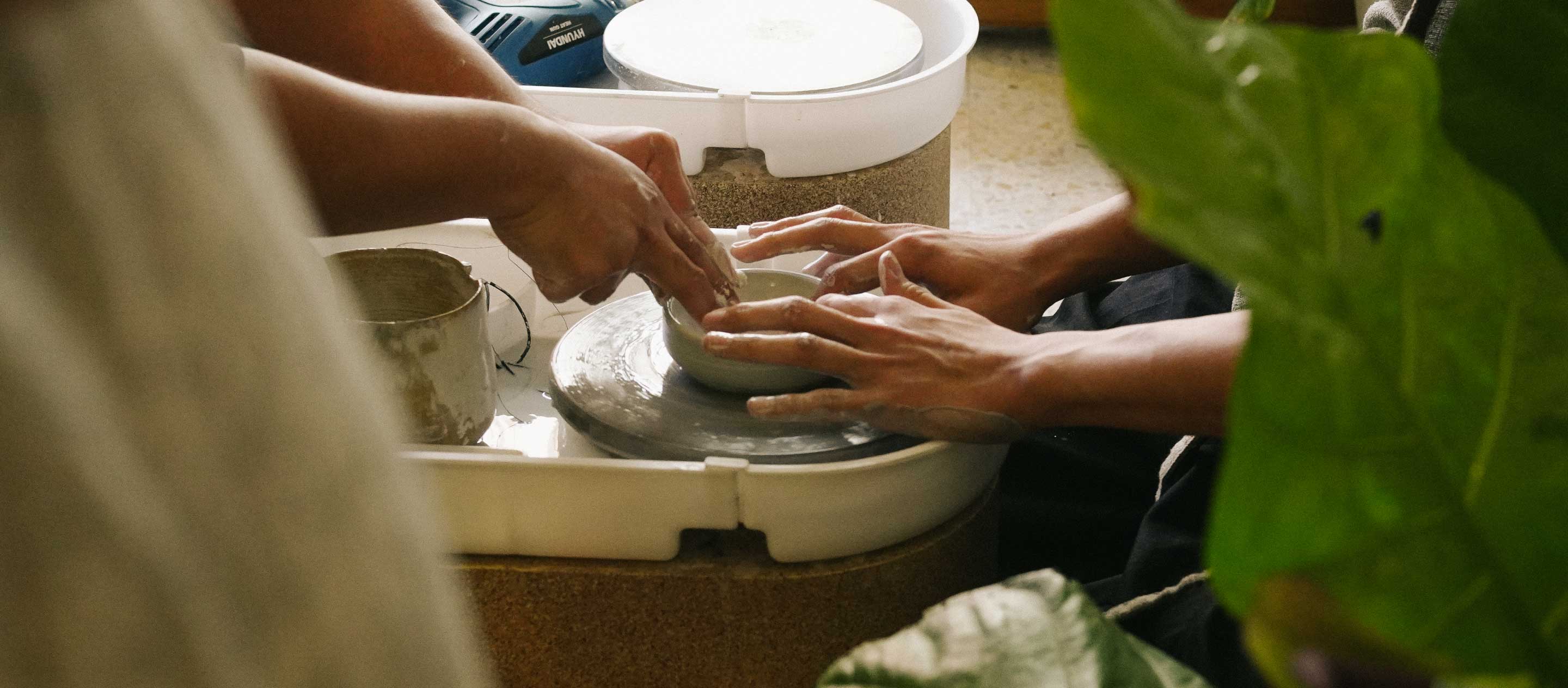 จงปล่อยวางและรักในความไม่สมบูรณ์ ปรัชญาภายใต้สัมผัสของการปั้นดิน Tierra Studio