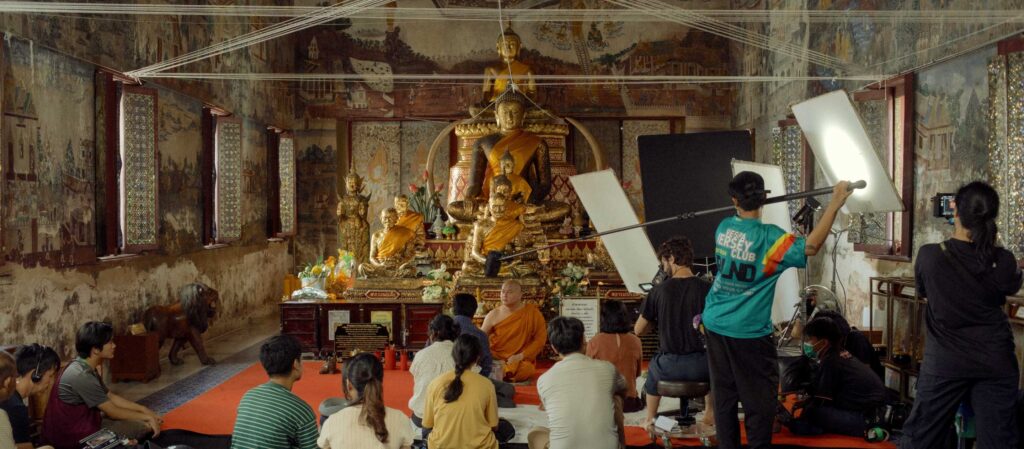 9 วัด สู่สวรรค์ เบื้องหลังบทและการดิไซน์โลกพุทธแบบไทยๆ ผ่านวัด ศรัทธา และการปะทะกันของความเชื่อ